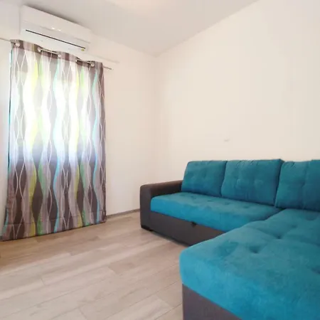 Sara With Seaview Apartment Petrcane