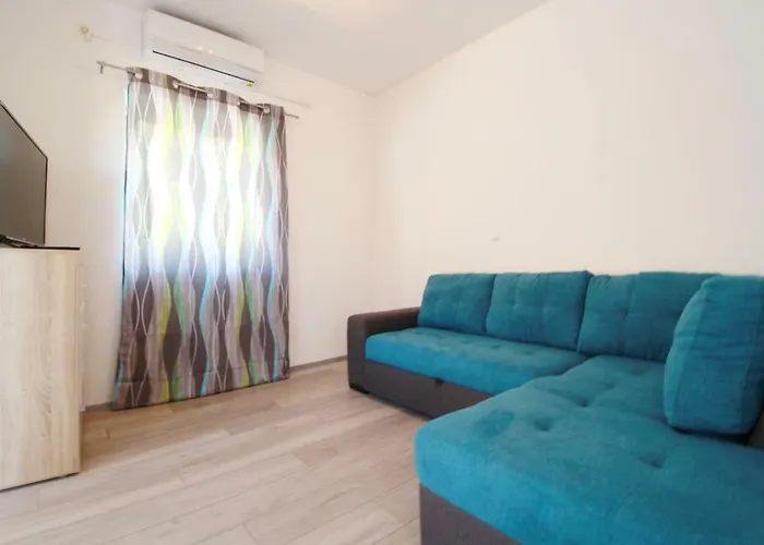 Sara With Seaview Apartment Petrcane