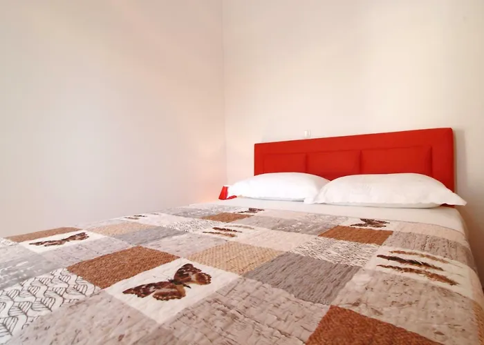 Sara With Seaview Apartment *